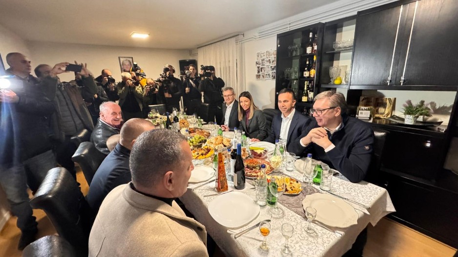 DOBRO NAM DOŠAO, PREDSEDNIČE! Vučić domaćinski i uz čašicu rakije dočekan u domaćinstvu Jankovića u Mionici (FOTO)