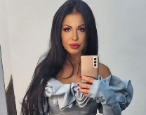 DA LI PREPOZNAJETE OSOBU SA FOTOGRAFIJE?! Našu pevačicu urnisali zbog preteranog fotošopa, uopšte ne liči na sebe!