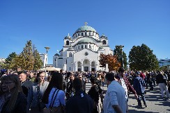 I STARO I MLADO SE KRSTI KAD PROLAZI PORED CRKVE, ČAK I KAD SU U GRADSKOM PREVOZU: Sveštenik objasnio da li je to hrišćanski čin