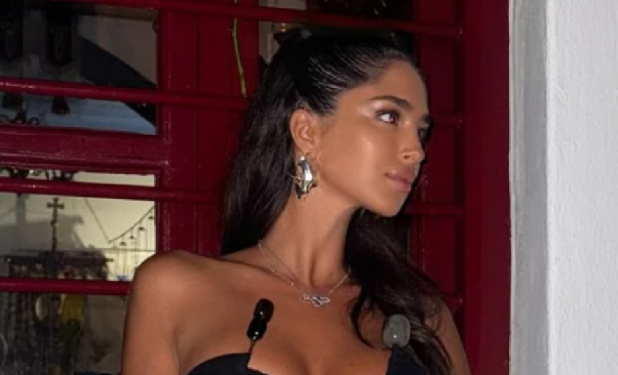 HOT IZDANJE ĐINE DŽINOVIĆ! Prorezi ispod zadnjice, a onda snimala grudi i izazvala opštu pometnju (FOTO)