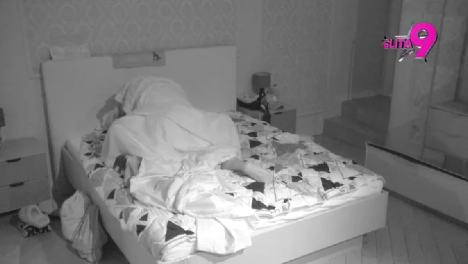 BRUTALNA AKCIJA NAKON POLJUPCA SA ASMINOM Aneli Ahmić ne zna gde udara, napravila pometnju u spavaćoj sobi!