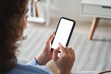 DESETAK DRUŠTVENIH MREŽA USKORO ĆE BITI ZABRANJENO ZA TINEJDŽERE Najavljeno je i kako će se zabrana sprovesti - ovo je izazvalo burne reakcije