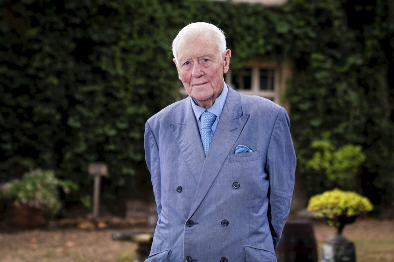 IMA 79 I TRAŽI 20 GODINA MLAĐU ŽENU Nudi joj 60.000 evra, a postavlja sumanute uslove - evo šta sve mlada mora da ispuni