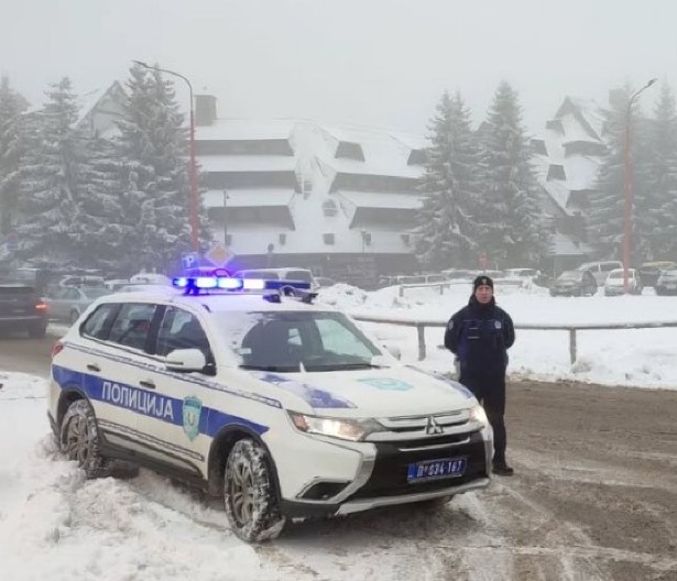 MALO SE DOPINGOVALI PA SELI ZA VOLAN Zadržani zbog vožnje pod dejstvom amfetamina i kokaina
