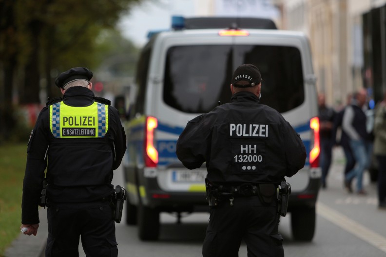 DVA TINEJDŽERA ODSEKLA PRST VLASNIKU RADNJE! Poprskali ga biber sprejom i napali mačetom