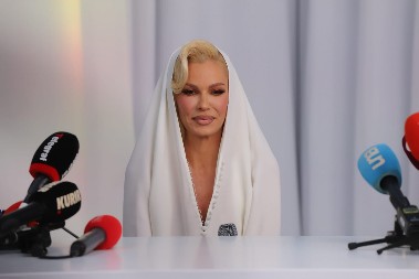 NATAŠI BEKVALAC SEVNULA ZADNJICA Pevačica pozirala bez donjeg veša, sve se videlo (FOTO)