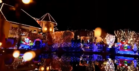 KAO SA RAZGLEDNICE U bajkovitu, raskošno osvetljenu kuću hrle brojni posetioci - evo gde se nalazi "najveća božićna kuća u Evropi"