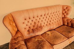 SKINUO PRLJAVE NAVLAKE SA KAUČA, PA DOŽIVEO ŠOK Tajna poruka na nepoznatom jeziku LEDI KRV U ŽILAMA! (FOTO)