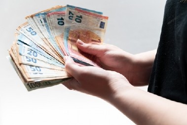 4 ZNAKA DOBIJAJU OGROMNU POVIŠICU U DECEMBRU  Evo kome ležu pare na račun - Da li ste vi među ovim srećnicima?