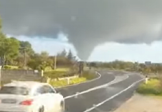SUPERĆELIJSKA OLUJA NAPRAVILA HAOS Ljudi u šoku gledali kako vrtlog vetra čupa drveće i delove konstrukcija!