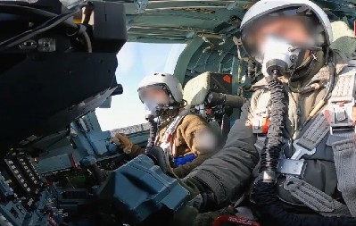 SNIMAK IZ KABINE BOMBARDERA Su-34 Rusi posejali smrt iz vazduha, eskplozije zatresle tlo (VIDEO)