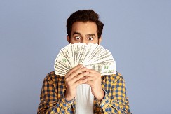 SLUČAJNO KUPIO SREĆKU Muškarac ogrebao listić, pa ostao u neverici kad je video MILION