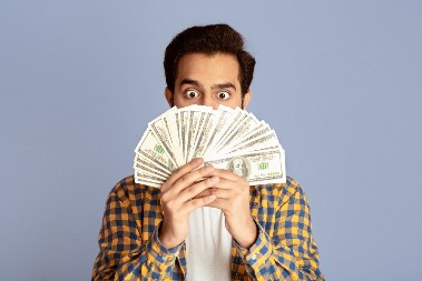 SLUČAJNO KUPIO SREĆKU Muškarac ogrebao listić, pa ostao u neverici kad je video MILION