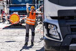 RADNIK (27) PAO SA SKELE NA GRADILIŠTU! Sručio se sa 10 metara visine, hitno prevezen u KBC!