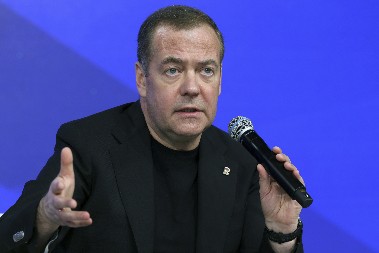 MEDVEDEV ISMEVA EVROPSKE LIDERKE: Ursula i Kaja nisu čekale penziju da se otmu kontroli kao Mogerini