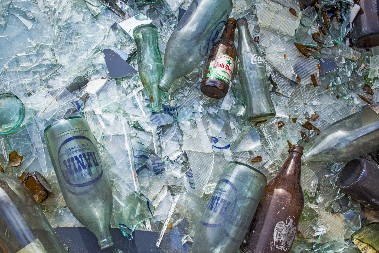 MASKIRANI BANDIT UPAO U PODRUM PIĆA Onesvestio se u kupatilu pa prebačen na ispitivanje, objavljeni snimci sa mesta provale