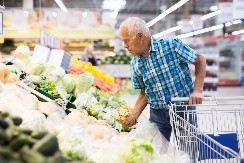 KATASTROFA U SUPERMARKETU Starac izgubio GOMILU PARA, nije znao ga je snašlo - a onda je usledio FILMSKI VELEOBRT!