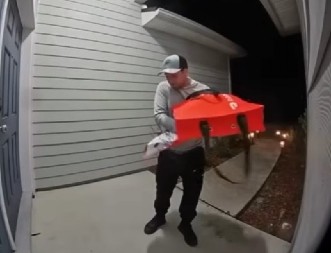 MAJKO MILA, DA LI JE OVAJ ČOVEK NORMALAN? Žena naručila hranu pa doživela noćnu moru - kad vidite šta je uradio dostavljač, PREVRNUĆE VAM SE ŽELUDAC! (VIDEO)