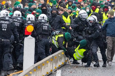 Antifa brutalno napala mladog patriotu AfD-a i njegovu sestru