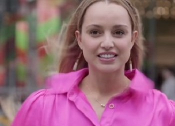 ''SMEMO LI DA SE SMEJEMO, ILI JE PRERANO?'' Novinarka snimala reportažu kada joj se DIVLJA ZVER ZABILA PRAVO U LICE – krv i panika pred kamerama! (VIDEO)