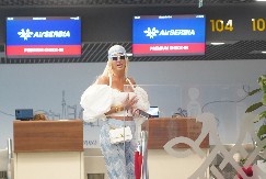 JELENA KARLEUŠA UMALO PALA SA SEDAM METARA VISINE Jedva izvukla živu glavu na nastupu!