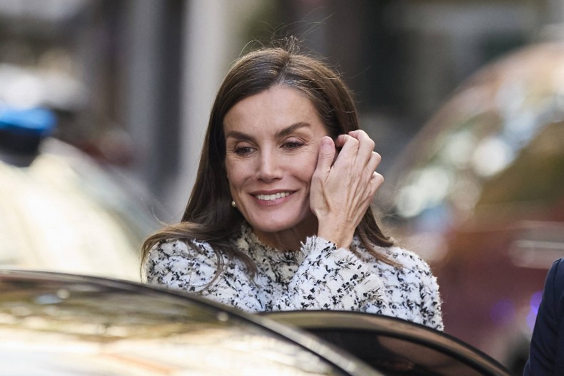 NAJTRAŽENIJI ZIMSKI KOMPLET IZ BAKINE GARDEROBE VRAĆA SE U MODU!  Topao, elegantan i damski