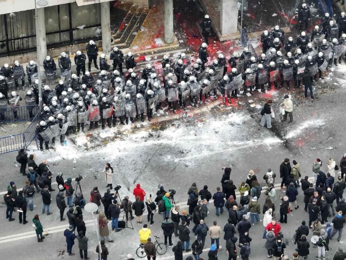 "OPROSTI IM, BOŽE, NE ZNAJU ŠTA ČINE!" Gde nestade pijetet prema poginulim građanima u Novom Sadu?