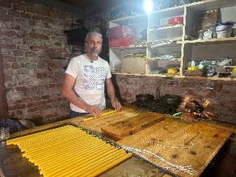 SVEĆA PRATI ČOVEKA OD ROĐENJA, DO UPOKOJENJA Plamen vere ne gori: Slobodan već 29 godina ručno pravi voštanice (FOTO)