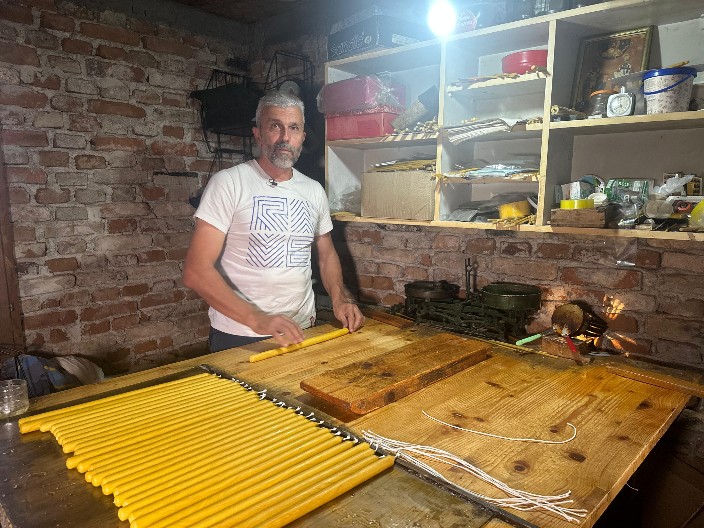 SVEĆA PRATI ČOVEKA OD ROĐENJA, DO UPOKOJENJA Plamen vere ne gori: Slobodan već 29 godina ručno pravi voštanice (FOTO)