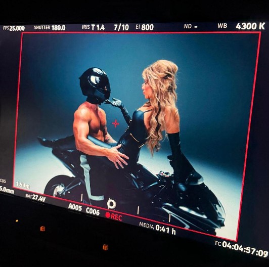 NEĆETE VEROVATI KO JE MISTERIOZNI FRAJER U SPOTU TEA TAIROVIĆ Golišav, nabildovan i sa kacigom na glavi! (FOTO+VIDEO)