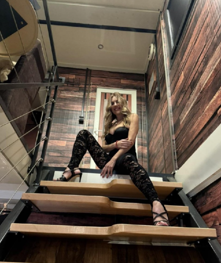 BIVŠA POSLANICA PROVOCIRA U IZAZOVNOM IZDANJU Noge u čipkastim čarapama u prvom planu! (FOTO)