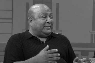 ZBOG OVOG SNIMKA PLAČE CELA NACIJA Čuveni muzičar zasvirao na grobu Džeja Ramadanovskog, prizor potresao mnoge (VIDEO)