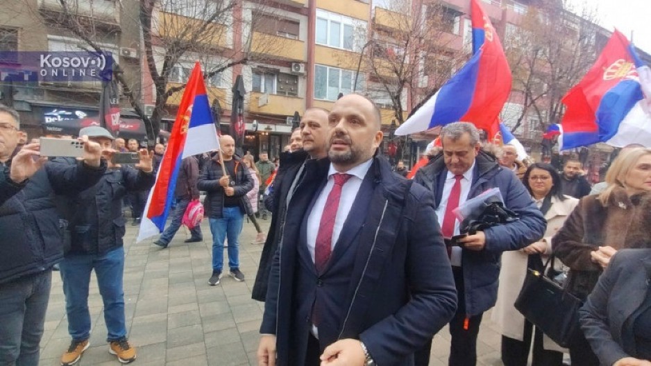 OVO JE POBEDA SVIH NAS Građani Severne Mitrovice sa srpskim zastavama dočekali gradonačelnika Radojevića