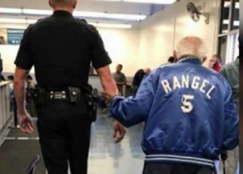 BANKA IZBACILA DEKU (94) NA ULICU Pozvali policajca da ga uhapsi, a on uradio nešto što ih je posramilo