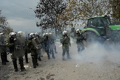 GRČKA POLICIJA SUZAVCEM RASTERALA BLOKADU POLJOPRIVREDNIKA Obračun sa organima reda bio je ŽESTOK