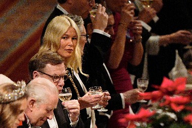 HALJINA KLAUDIJE ŠIFER JE SUVA MOĆ  Fantazija od 6.200 evra pomrsila svima konce u dvorcu Vindzor