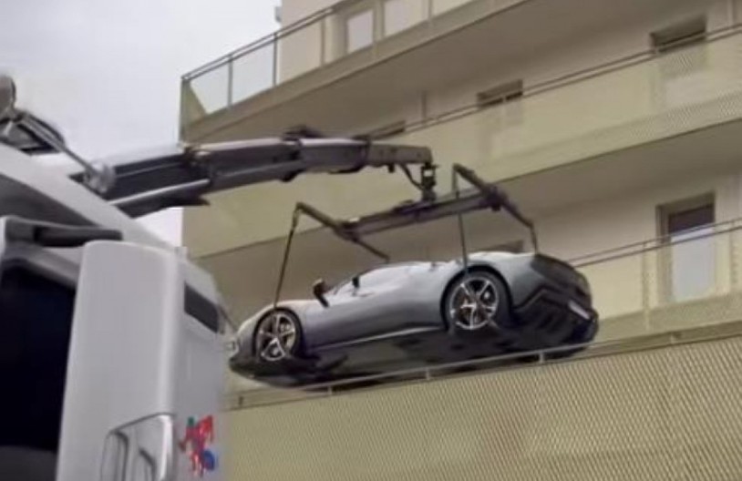 DA, DOBRO VIDITE! Parkirao "ferari" vredan 400.000 evra na terasi stana (VIDEO)