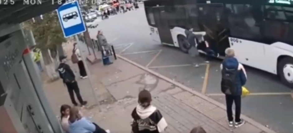 AUTOBUS VUKAO DETE (5) PO ULICI PRED MAJKOM Vrata mu uhvatila nogu, kamere snimile strašan incident (VIDEO)
