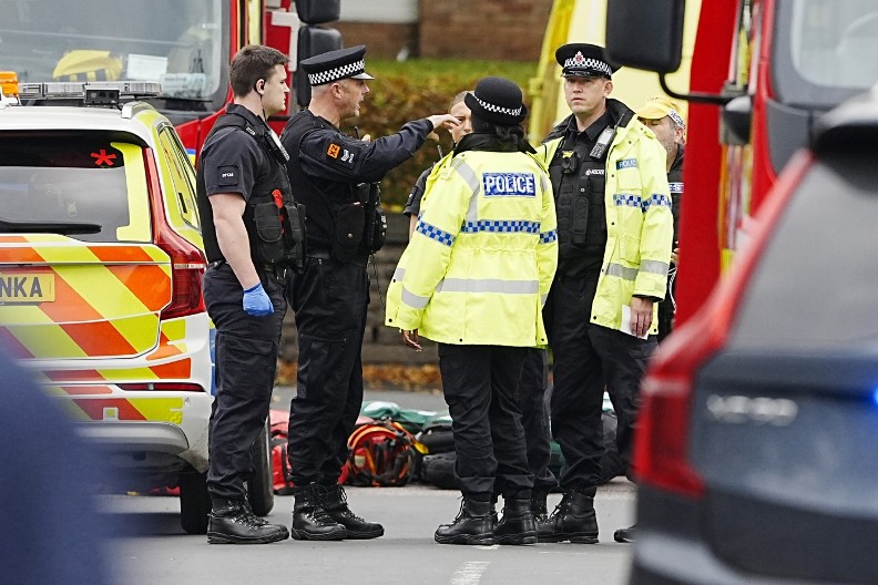 NAPAD NA SINAGOGU U MANČESTERU! Zaleteo se kolima u ljude, pa ih ubadao nožem, UBILA GA POLICIJA (FOTO/VIDEO)