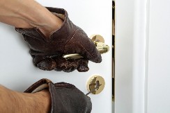 Lopovi prvo tamo gledaju – najgora mesta u kući za skrivanje novca