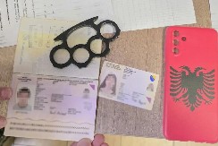 POLICIJA PRIVELA DRŽAVLJANE BIH ISPRED PIONIRSKOG PARKA Imali su boksere i maske sa albanskim simbolima!