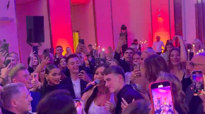 CECA OPKOLJENA SA SVIH STRANA Ražnatovićeva napravila haos na proslavi punoletstva, sin Viki Miljković joj pao u zagrljaj (VIDEO)