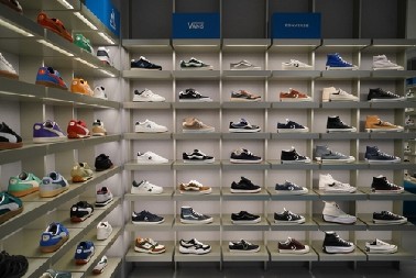 PATIKE KOJE SMO ŽELELI DA ZABORAVIMO VRAĆAJU SE U MODU  Generacija Z ih proglasila "vintidž zlatom"