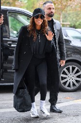 VISOKA JE 155 CM, IMA 60 KG I IMA FIGURU ZBOG KOJE FRAJERI PADAJU NA KOLENA  Svaka devojka želi njeno samopouzdanje