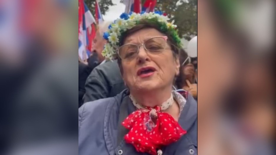 GRAĐANKA ĐURĐA ULEPŠALA ATMOSFERU PESMOM "Srpkinjica jedna mala" za Srbe na Kosovu i Metohiji (VIDEO)