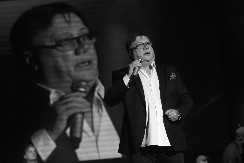 KAD SU DECA IZAŠLA NA BINU U ČAST HALIDU BEŠLIĆU ZAPLAKALO JE CELO SARAJEVO Najtužnija scena do sada