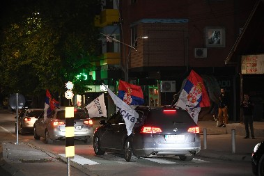 VIJORE SE SRPSKE TROBOJKE! Građani Kosovske Mitrovice proslavljaju pobedu Srpske liste