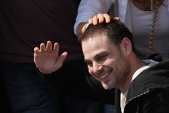 OGLASIO SE ALON OHEL Prve reči državljanina Srbije - odveli ga u bolnicu, OVO JE DRŽAO U RUKAMA