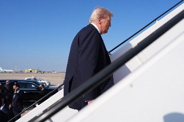 "GLEDAJTE, VEOMA SAM RAZOČARAN" Tramp javno udario na Putina: Ljudi u dugim redovima čekaju na benzin