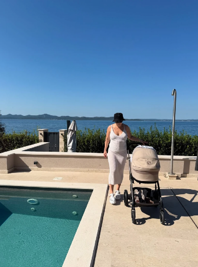 OPLJAČKANA MAJKA PEVAČICE IZ GRANDA Incident se dogodio dok je šetala unuku: "Napala su je dva muškarca"